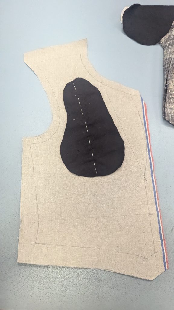 Hourse hair “bean shape” covered by the black demette layer. Fullness was put into the demette and hourse hair to push the chest top cloth out.